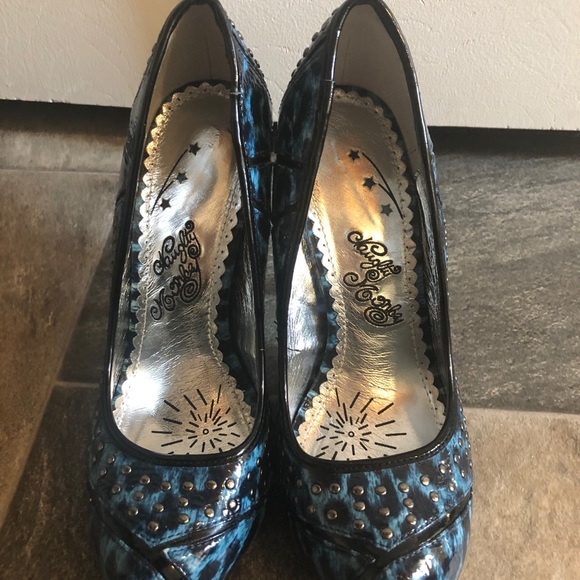 Shoes - Picture 2 of 3